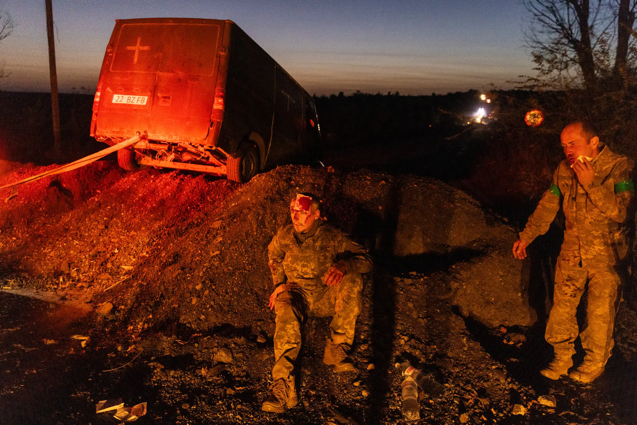 Поранені українські військові чекають на прибуття медиків після того, як їхня машина наїхала на барикаду біля села Краснопілля на сході України 3 жовтня